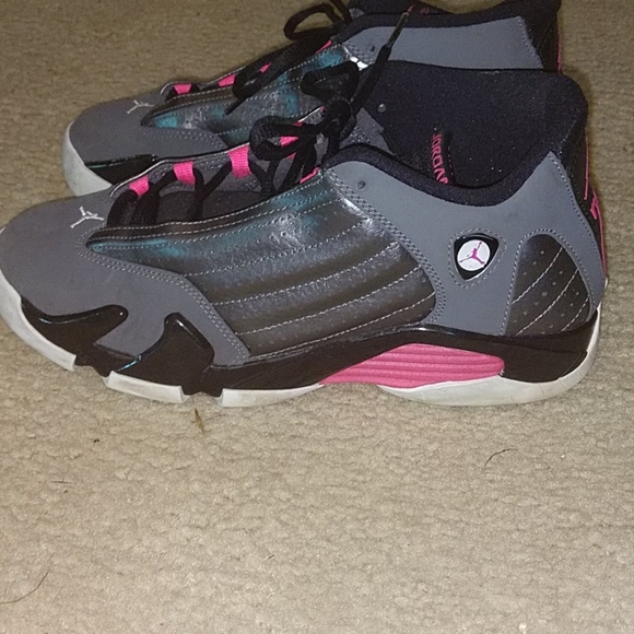 Black and pink jumpman jordans - Picture 2 of 4